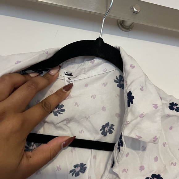 Vans Driver Short Sleeve Button Front Shirt White Abstract
Daisy Size XL - Picture 2 of 3